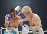 　８回、マルティネス（左）の左アッパーを浴びる（撮影・吉澤敬太）