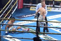 　１０回、マルティネスからダウンを奪う井岡