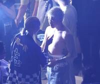 　関係者に感謝する井岡一翔（撮影・金田祐二）