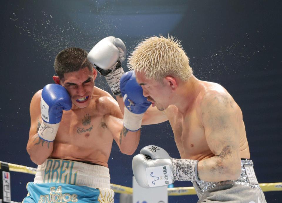 　８回、マルティネス（左）の左アッパーを浴びる（撮影・吉澤敬太）