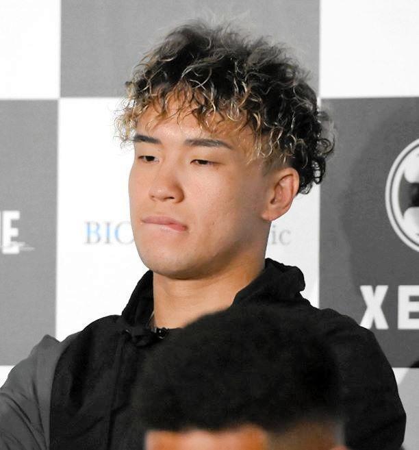 　ＢｒｅａｋｉｎｇＤｏｗｎ１５・５の会見に登場した、としぞう＝９日