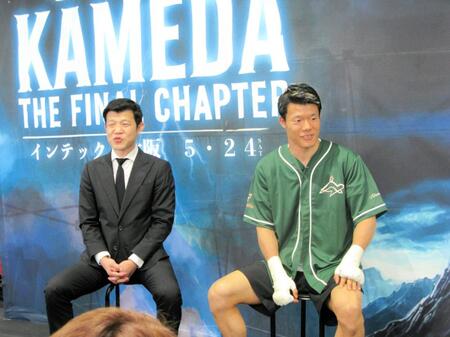 　取材に応じる亀田和毅（右）と興毅ファウンダー