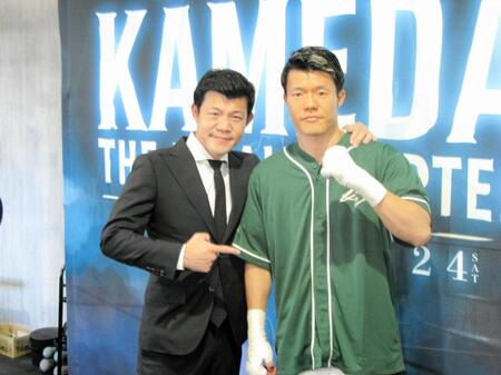 　所属ジムで取材に応じた亀田和毅（右）と興毅ファウンダー