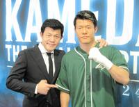 　所属ジムで取材に応じた亀田和毅（右）と興毅ファウンダー