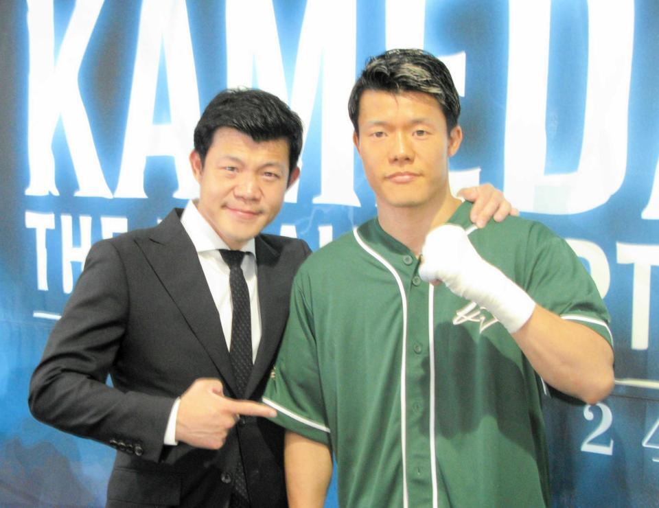 　所属ジムで取材に応じた亀田和毅（右）と興毅ファウンダー