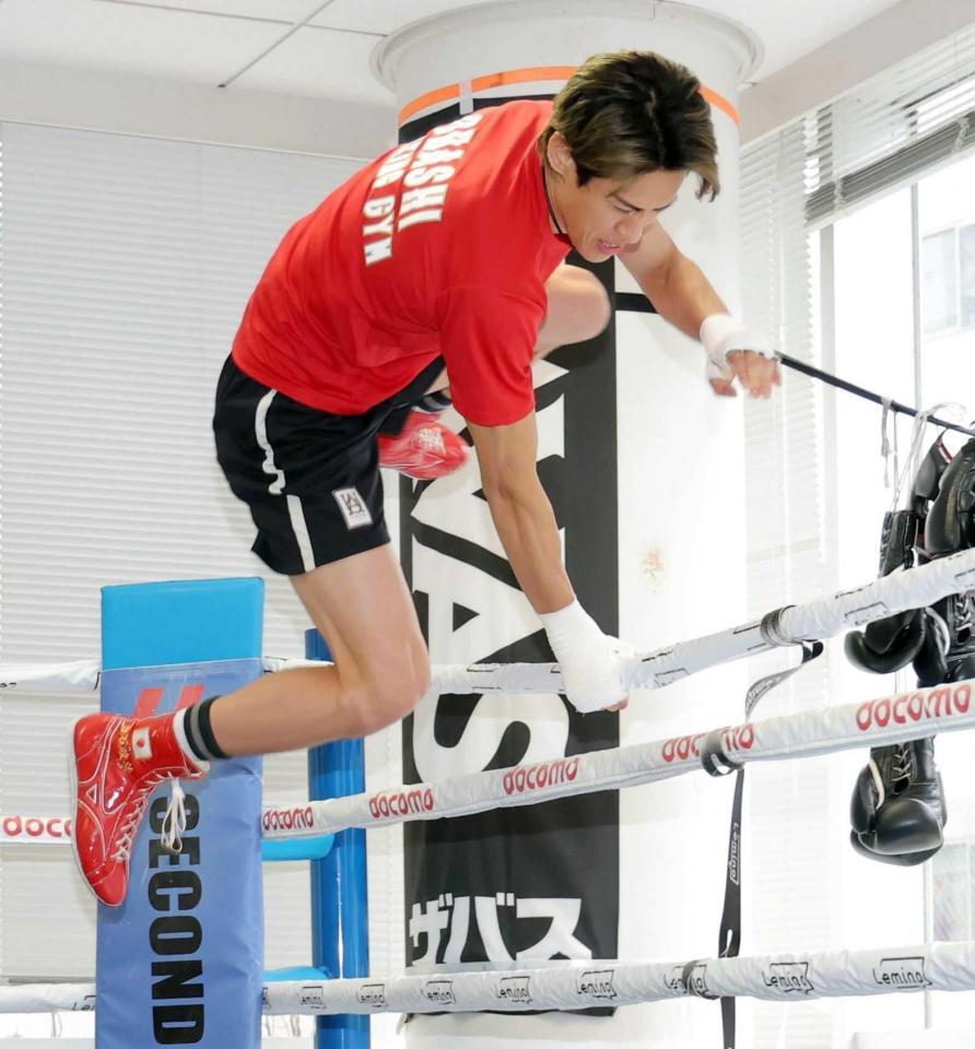 　ロープを飛び越えてリングに上がる力石政法（撮影・西岡正）