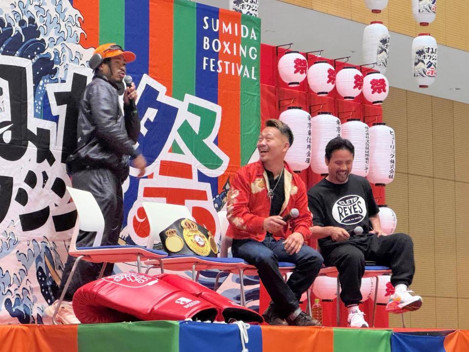 　トークショーに飛び入り参加した同学年の岡沢セオン（左）の登場に驚く堤聖也（中央）と比嘉大吾