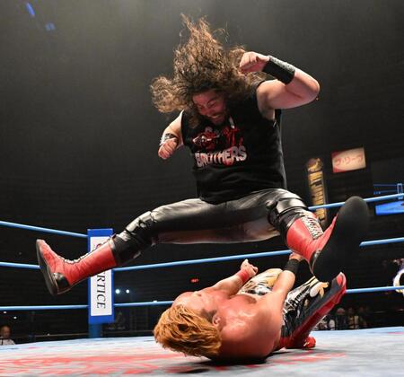 　宮原健斗（下）を攻める斉藤レイ