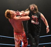 　宮原健斗（左）を攻める斉藤レイ