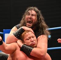 　宮原健斗（下）を攻める斉藤レイ