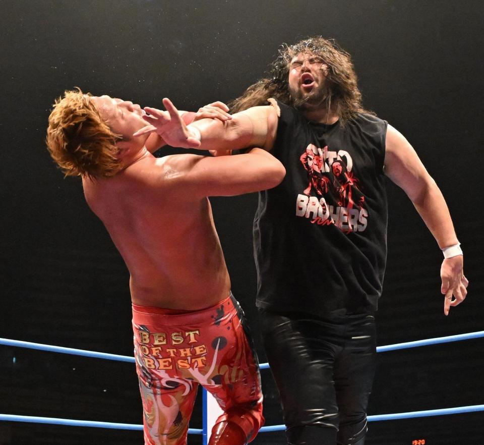 　宮原健斗（左）を攻める斉藤レイ