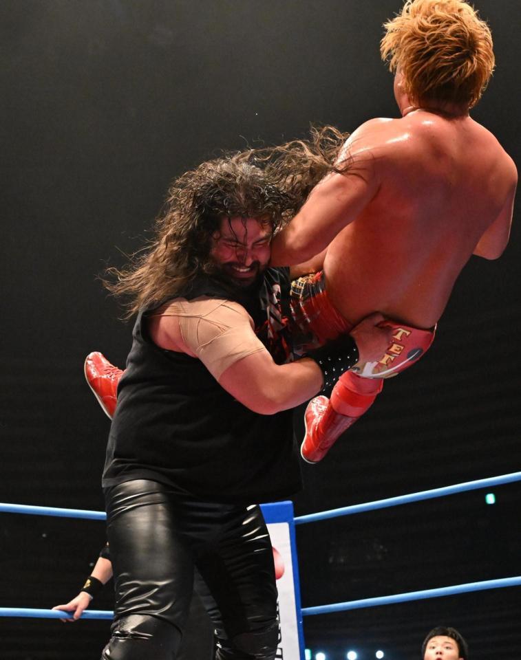 　宮原健斗（右）を攻める斉藤レイ