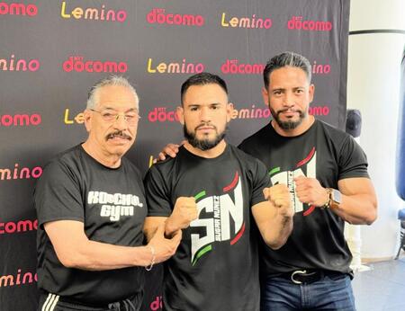 　公開練習を行ったエドアルド・ヌニェス（中央）