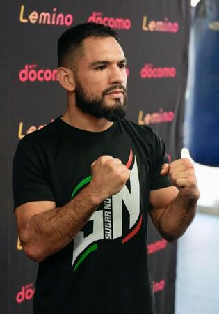 　練習を公開し、ポーズを取るエドアルド・ヌニェス