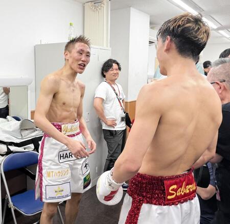 　激闘を終え、控え室で談笑する敗れた元世界王者の小国以載（左）とＷＢＯ－ＡＰ王者・村田昴