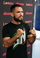 　練習を公開し、ポーズを取るエドアルド・ヌニェス