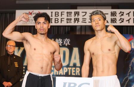 　ポーズを決めるレオ（左）と亀田和毅（撮影・石井剣太郎）