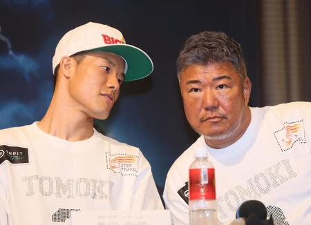 　会見する亀田和毅（左）と亀田史郎氏（撮影・石井剣太郎）