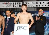 　前日計量に臨む重岡銀次朗（中央）＝撮影・石井剣太郎