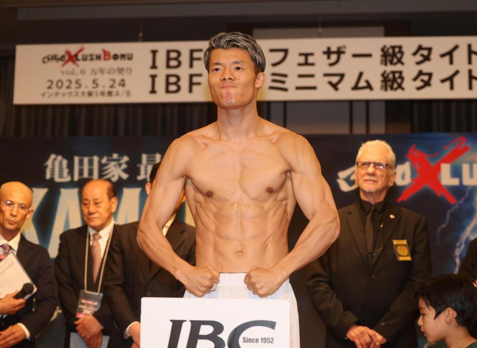 　前日計量に臨む亀田和毅（撮影・石井剣太郎）