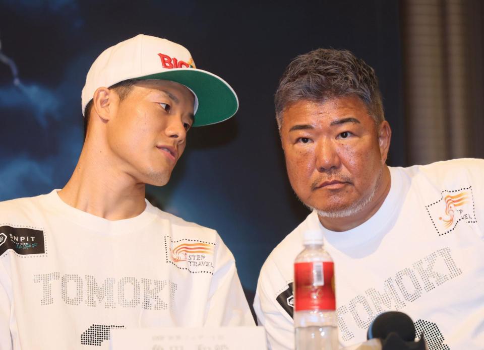 　会見する亀田和毅（左）と亀田史郎氏（撮影・石井剣太郎）