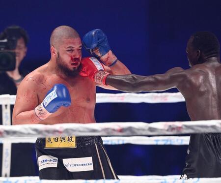 【写真】但馬ミツロが流血ＴＫＯ負け　長身ウガンダボクサーにたたみかけられレフェリーストップ