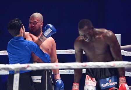 　ハーバート・マトヴ（右）に５回ＴＫＯ負けを喫した但馬ミツロ（撮影・西田忠信）