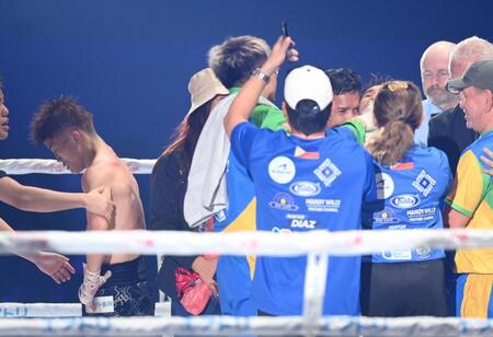 　判定でペドロ・タドゥランに敗れた重岡銀次朗（左）＝影・西田忠信