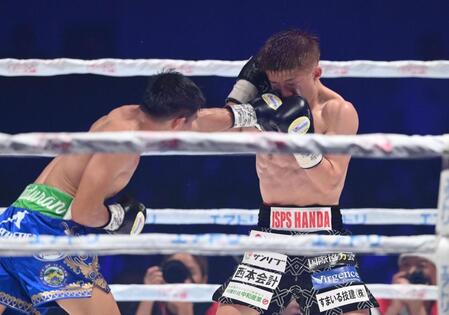 　１０回、ペドロ・タドゥラン（左）のパンチを受ける重岡銀次朗（撮影・西田忠信）