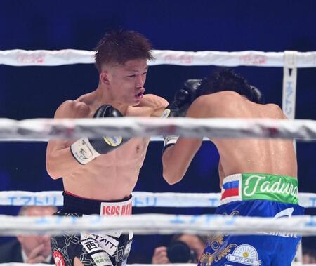 　９回、ペドロ・タドゥラン（右）を攻める重岡銀次朗（撮影・西田忠信）