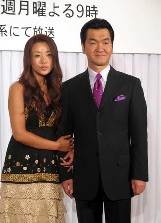 　司会を務めるユンソナ（左）と島田紳助さん＝２００６年４月