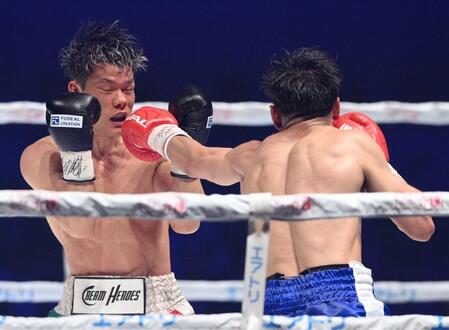 　１０回、アンジェロ・レオ（右）のパンチを浴びる亀田和毅（撮影・西田忠信）