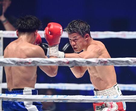 　９回、アンジェロ・レオ（左）を攻める亀田和毅（撮影・西田忠信）