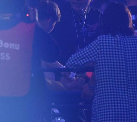 　ペドロ・タドゥランに敗れ、担架で退場する重岡銀次朗（撮影・西田忠信）