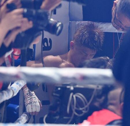 　ペドロ・タドゥランとの試合後、苦しそうな表情の重岡銀次朗（撮影・西田忠信）