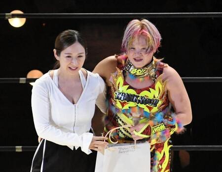 　高橋奈七永（右）の引退セレモニーに駆けつけた元スターダムの愛川ゆず季