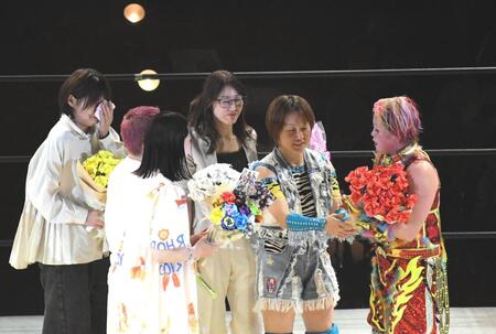 　高橋奈七永（右）の引退セレモニーで集結した全日本女子時代の仲間である（左から）脇澤美穂、藤井巳幸、西尾美香、納見佳容、中西百重