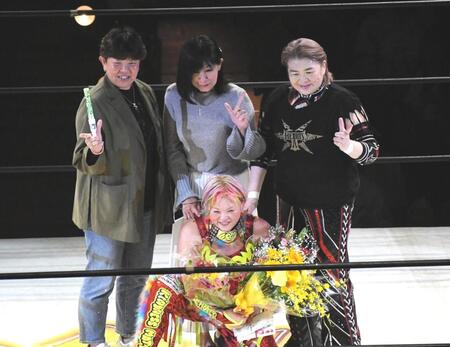 　高橋奈七永（前列中央）の引退セレモニーに駆けつけた全日本女子時代の先輩である（左から）前川久美子、豊田真奈美、堀田祐美子