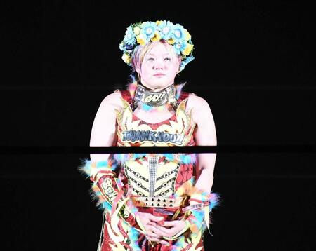 　引退セレモニーで涙を浮かべる高橋奈七永