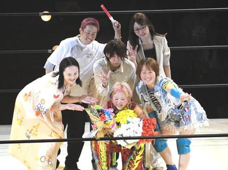 　高橋奈七永（前列中央）の引退セレモニーで集結した全日本女子時代の仲間である（左から）西尾美香、藤井巳幸、脇澤美穂、納見佳容、中西百重