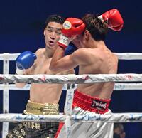 　２回、スクリット・ナックプリチャ（右）にパンチを繰り出す丸元大五郎（撮影・西田忠信）