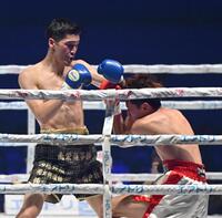 　２回、スクリット・ナックプリチャ（右）にＫＯ勝ちする丸元大五郎（撮影・西田忠信）