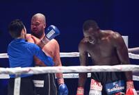 　ハーバート・マトヴ（右）に５回ＴＫＯ負けを喫した但馬ミツロ（撮影・西田忠信）