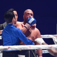 　ハーバート・マトヴに５回ＴＫＯ負けを喫した但馬ミツロ（撮影・西田忠信）