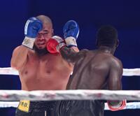 　５回、ハーバート・マトヴ（右）のパンチを受ける但馬ミツロ（撮影・西田忠信）