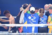 　判定でペドロ・タドゥランに敗れた重岡銀次朗（左）＝影・西田忠信