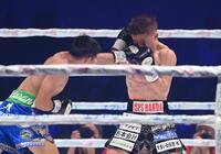 　１０回、ペドロ・タドゥラン（左）のパンチを受ける重岡銀次朗（撮影・西田忠信）