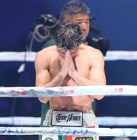 　判定でアンジェロ・レオに敗れ、観客に向けて両手を合わせる亀田和毅（撮影・西田忠信）