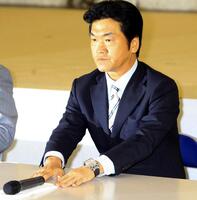 　芸能界引退を発表しマイクを置く島田紳助さん＝２０１１年８月