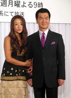 　司会を務めるユンソナ（左）と島田紳助さん＝２００６年４月